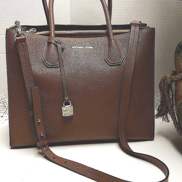 Michael Kors Handbags - SOLD Like New Michael Kors Saffiano Leather Handbag